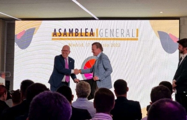 Raúl Rubio pasa el testigo a Juan Luis Hernández ante la presidencia de Aneda