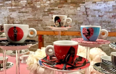 Tazas de película diseñadas por Pedro Almodóvar