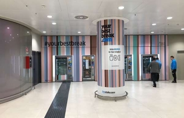 Un café para reconectar con los compañeros: la calidez de la máquina automática