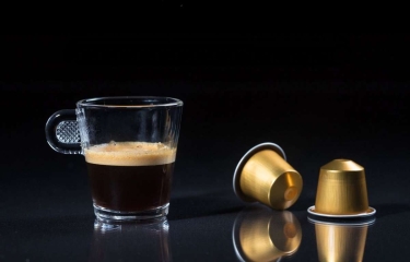 Un par de gestos y segundos para disfrutar de un café intenso en la oficina Un par de gestos y segundos para disfrutar de un café intenso en la oficina