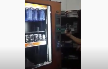 Un vending que dispensa y recoge prendas hospitalarias reutilizables Un vending que dispensa y recoge prendas hospitalarias reutilizables