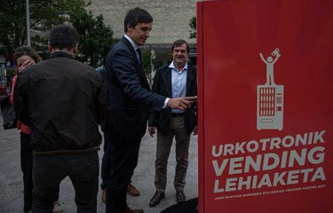 Una máquina de vending que convierte currículums en blanco en oportunidades 