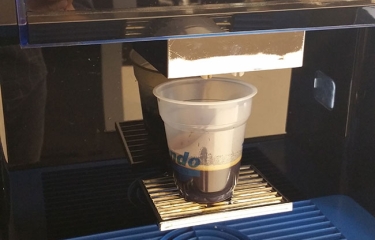 Cataluña se plantea la eliminación de vasos, paletinas y botellas de edificios públicos