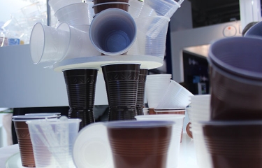 Escocia también veta los vasos desechables 