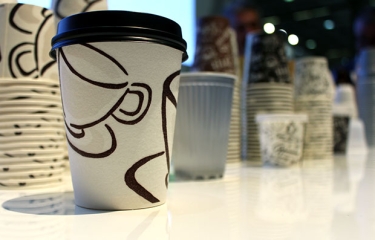 El vending exige revisar la Directiva que prohibe los plásticos desechables