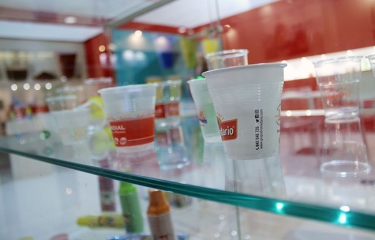 La industria pone números al coste de la lucha contra los vasos desechables