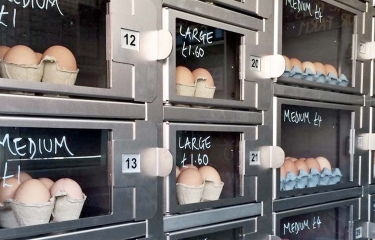 Una expendedora de huevos que lucha contra el abuso de los clientes