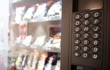 Murcia veta los alimentos con altos contenidos en grasas y azúcares en las expendedoras