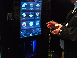 ¿De qué manera contribuye a las ganancias la conexión entre máquinas expendedoras?