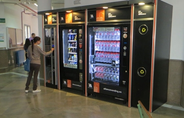 Las restricciones se imponen para el vending: la bollería, las chocolatinas o las patatas fritas tendrán que desaparecer de la oferta