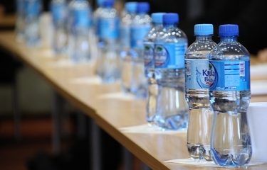 ¿Qué aeropuertos tienen las máquinas de vending más caras para el agua?