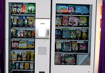 Pañales y chupetes en una máquina expendedora para padres en apuros Pañales y chupetes en una máquina expendedora para padres en apuros