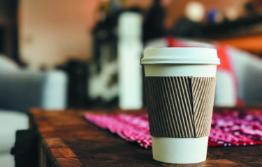 ¿Taza de cerámica o vaso desechable? Pros y contras de los recipientes para el café en el Office Coffee Service ¿Taza de cerámica o vaso desechable? Pros y contras de los recipientes para el café en el Office Coffee Service