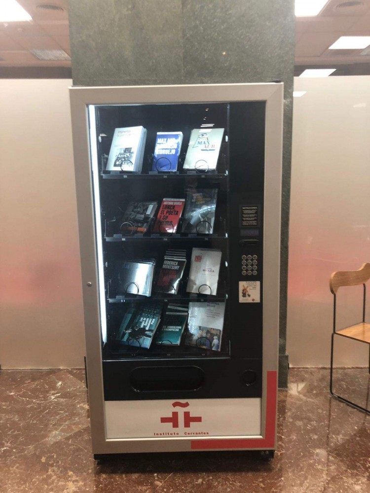 El Instituto Cervantes instala una máquina expendedora de libros en su sede central