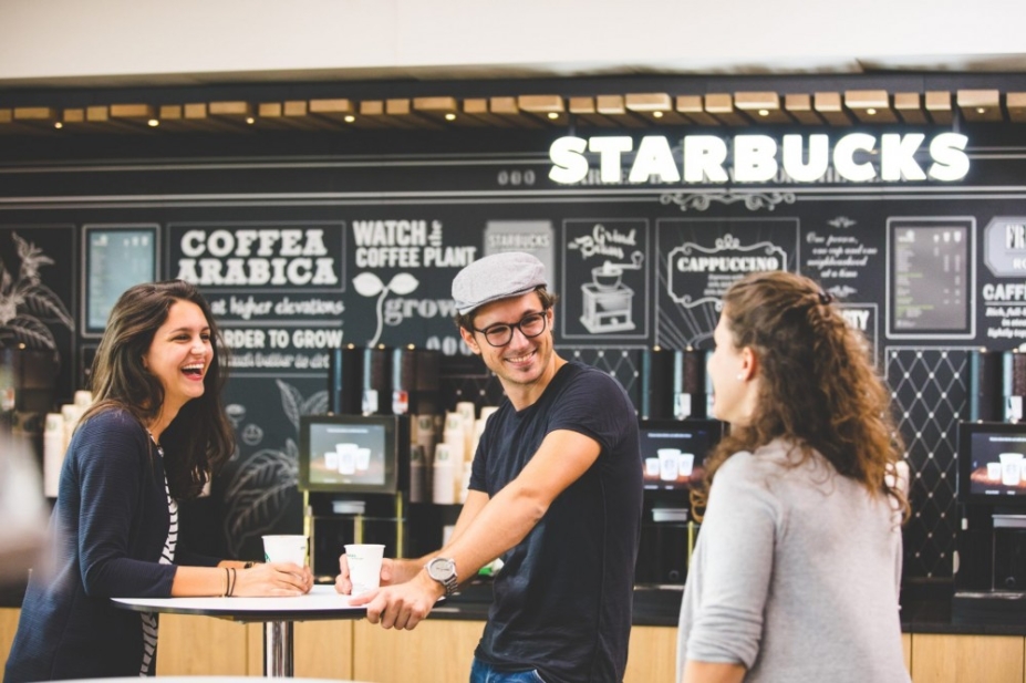 Starbucks on the go, el córner premium que triunfa en toda Europa Starbucks on the go, el córner premium que triunfa en toda Europa