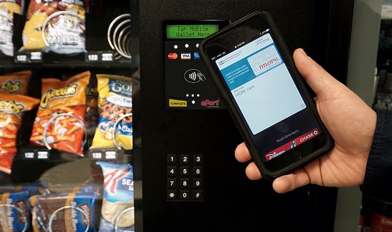 Los programas de fidelización se integran en Apple Pay para el vending