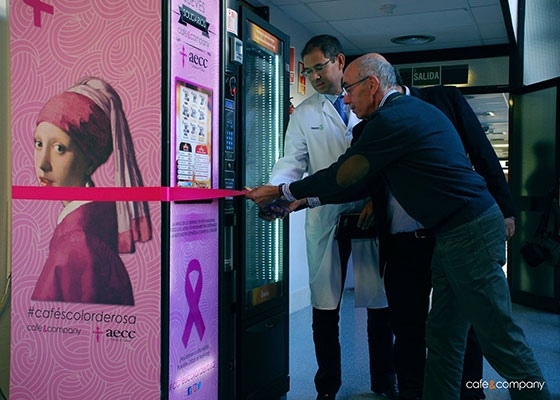 El café de máquina se tiñe de rosa El café de máquina se tiñe de rosa