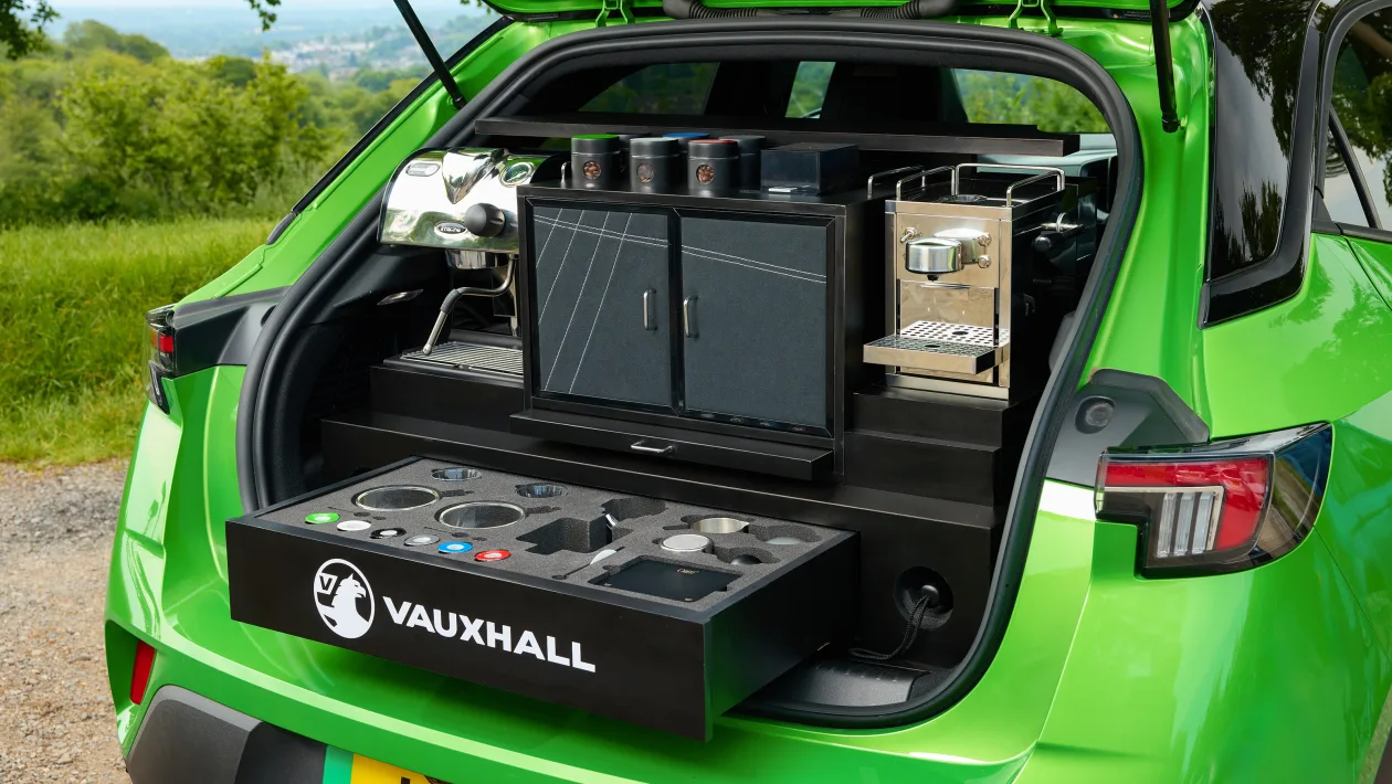 Café para llevar, literalmente: Vehículos eléctricos que incorporan coffee corners Café para llevar, literalmente: Vehículos eléctricos que incorporan coffee corners