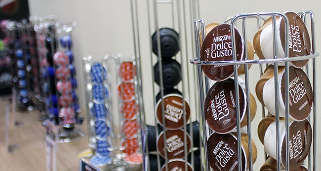 La prohibición de las cápsulas, los vasos desechables y las botellas de agua, en suspenso hasta 2021