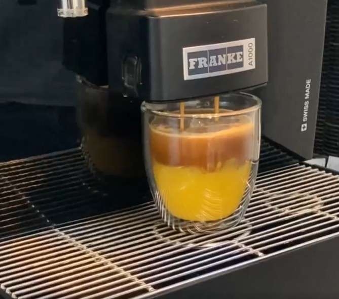 Combinando sabores con una superautomática: Café espresso con zumo de naranja Combinando sabores con una superautomática: Café espresso con zumo de naranja
