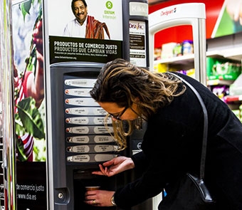 El café de Comercio Justo pasa de las estanterías a la máquina de vending en el supermercado El café de Comercio Justo pasa de las estanterías a la máquina de vending en el supermercado