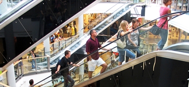 La confianza de los consumidores españoles empieza a remontar el vuelo