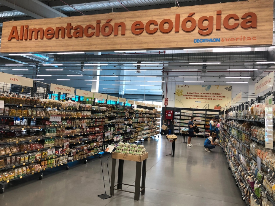 Decathlon apuesta por los “mini súpers” con espacios automatizados de alimentación