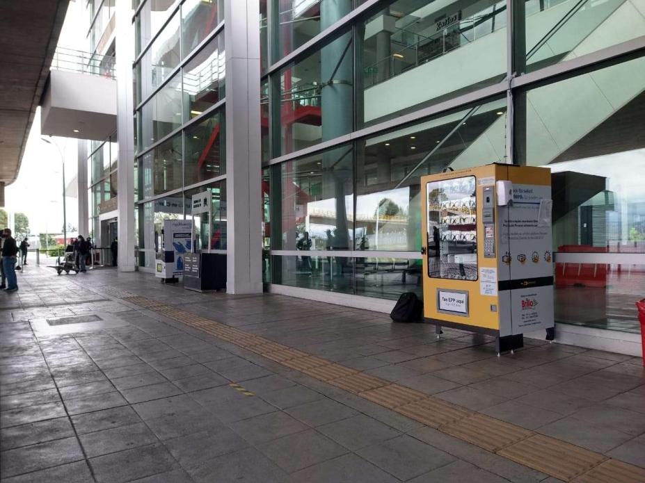 El aeropuerto de Bogotá protege a sus trabajadores con dispensadoras automáticas