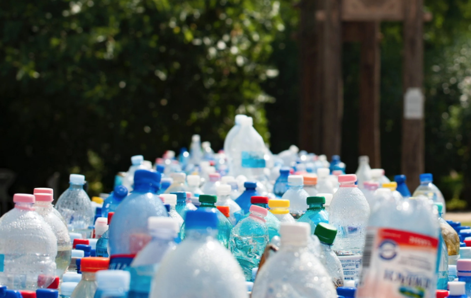 El agua embotellada, fuente oculta de contaminación por nanoplásticos