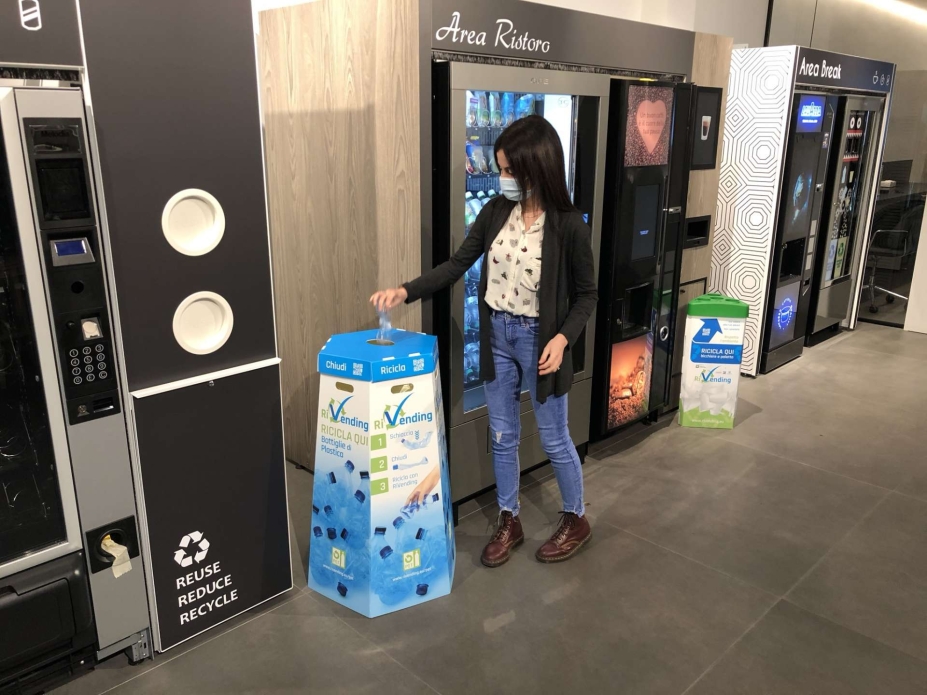 El reverse vending llega a las universidades para 're' educar a los estudiantes El reverse vending llega a las universidades para 're' educar a los estudiantes