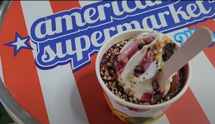 Esta es la máquina de vending que prepara sundae premium con toppings con galletas Esta es la máquina de vending que prepara sundae premium con toppings con galletas