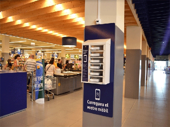 Los supermercados del futuro se equipan con estaciones de carga de móviles