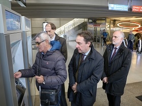 Euskotren adapta sus kioskos automáticos a personas con discapacidad visual