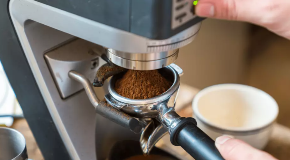 La conectividad entre superautomática y molino de café para eliminar la formación de la ecuación La conectividad entre superautomática y molino de café para eliminar la formación de la ecuación