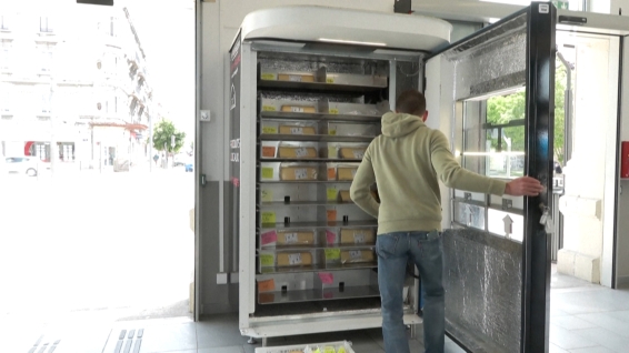 La máquina automática de quesos que conquista a los usuarios en una estación de tren
