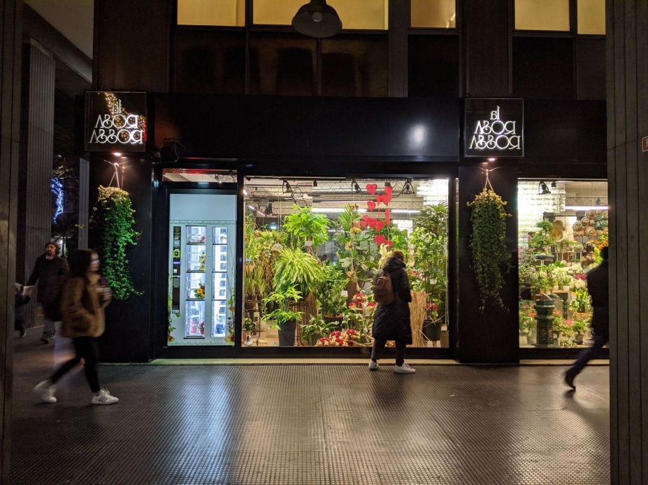 La máquina expendedora de Tokio ofrece flores en diferentes etapas de floración La máquina expendedora de Tokio ofrece flores en diferentes etapas de floración