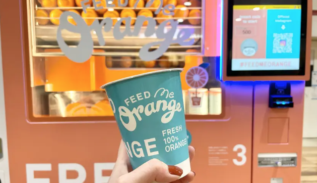 La nueva sensación japonesa en vending: zumo de naranja recién exprimido a la carta