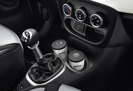 Rompiendo nuevas barreras, integración de máquinas de café en el coche Rompiendo nuevas barreras, integración de máquinas de café en el coche