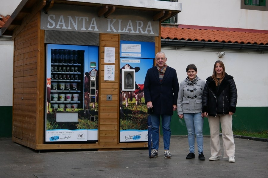Leche fresca y yogures dispensados con máquinas automáticas para promover los productos locales