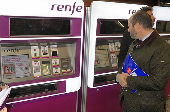 Las máquinas automáticas facilitan la recarga del abono de transportes Las máquinas automáticas facilitan la recarga del abono de transportes