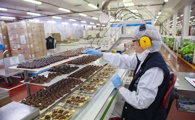 Nestlé invierte 2,3 millones de euros para hacer más eficiente su fábrica española de chocolates Nestlé invierte 2,3 millones de euros para hacer más eficiente su fábrica española de chocolates