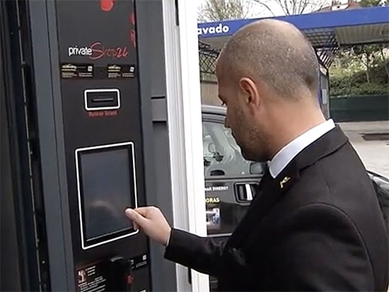 La primera expendedora de juguetes eróticos de Asturias se instala en La Corredoria La primera expendedora de juguetes eróticos de Asturias se instala en La Corredoria