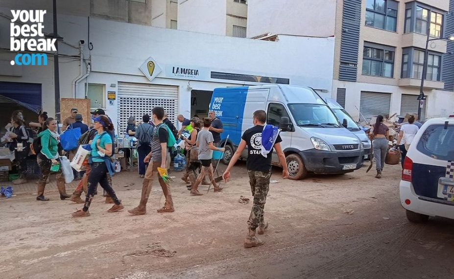 Profesionales del unattended: Achicando agua en los almacenes mientras envían palets a los afectados por la DANA