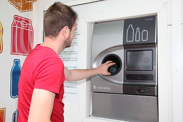 Los sistemas de Reverse Vending se enfrentan entre sí en España: ¿Depósito o Recompensa?