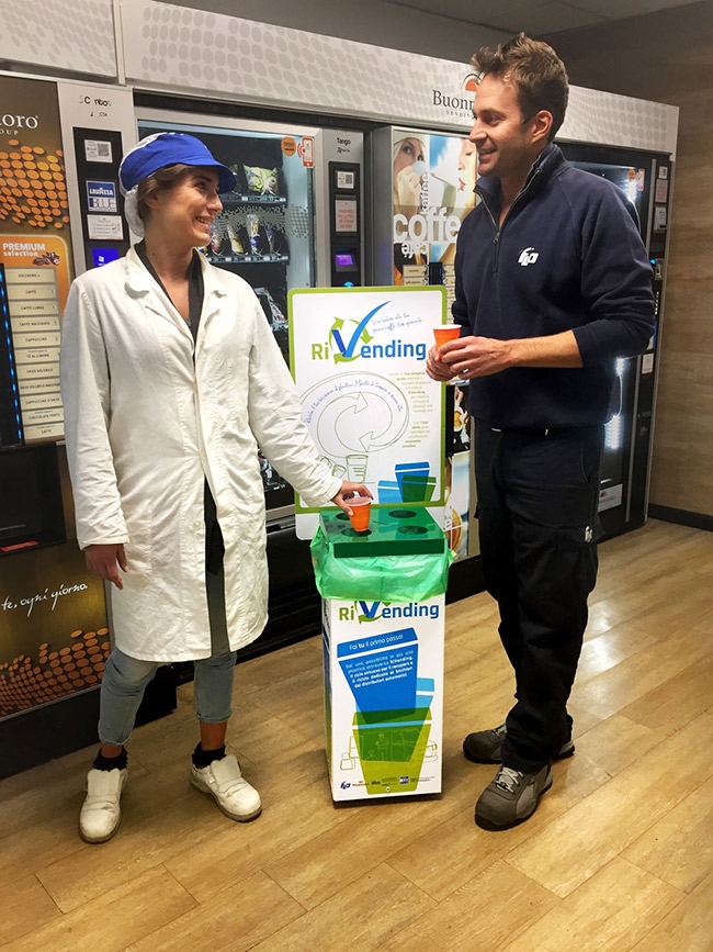 El vending italiano lanza un proyecto para recuperar el plástico de vasos y paletinas