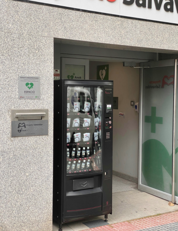 Una máquina de vending con productos de higiene ofrece servicio a los vecinos de Coslada