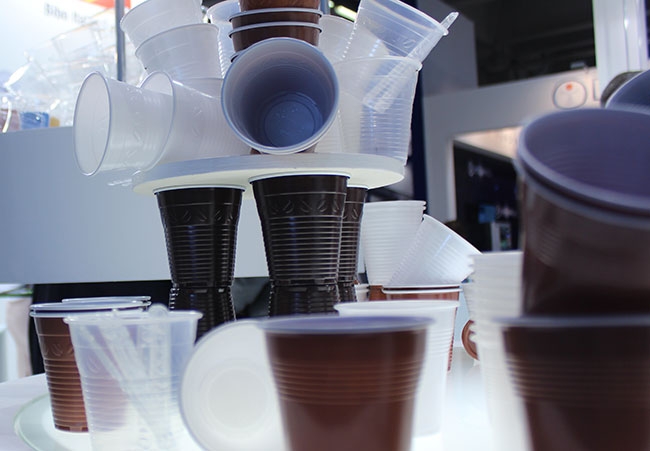 Escocia también veta los vasos desechables 