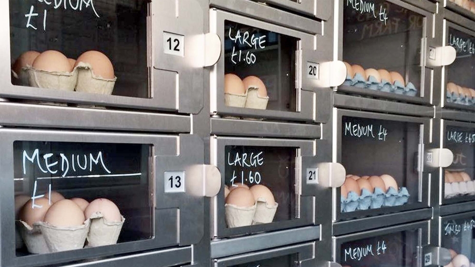 Una expendedora de huevos que lucha contra el abuso de los clientes