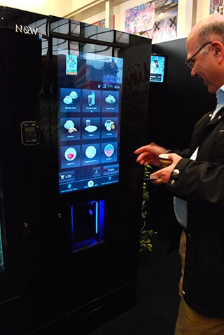 ¿De qué manera contribuye a las ganancias la conexión entre máquinas expendedoras?