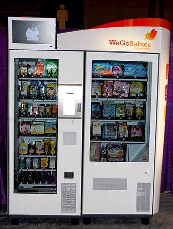 Pañales y chupetes en una máquina expendedora para padres en apuros